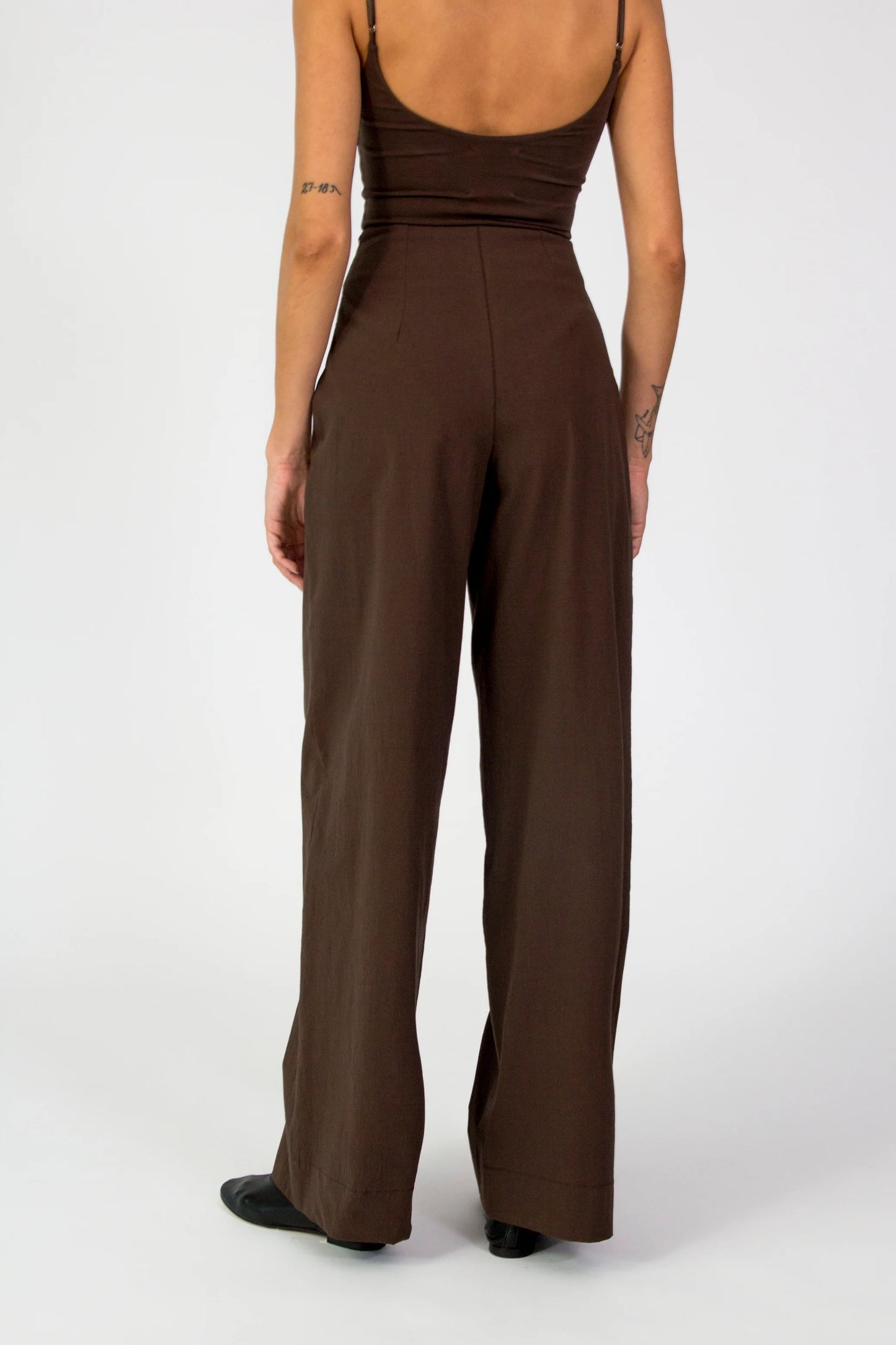 Void trousers in brown