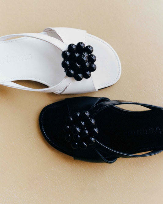 Flora in black