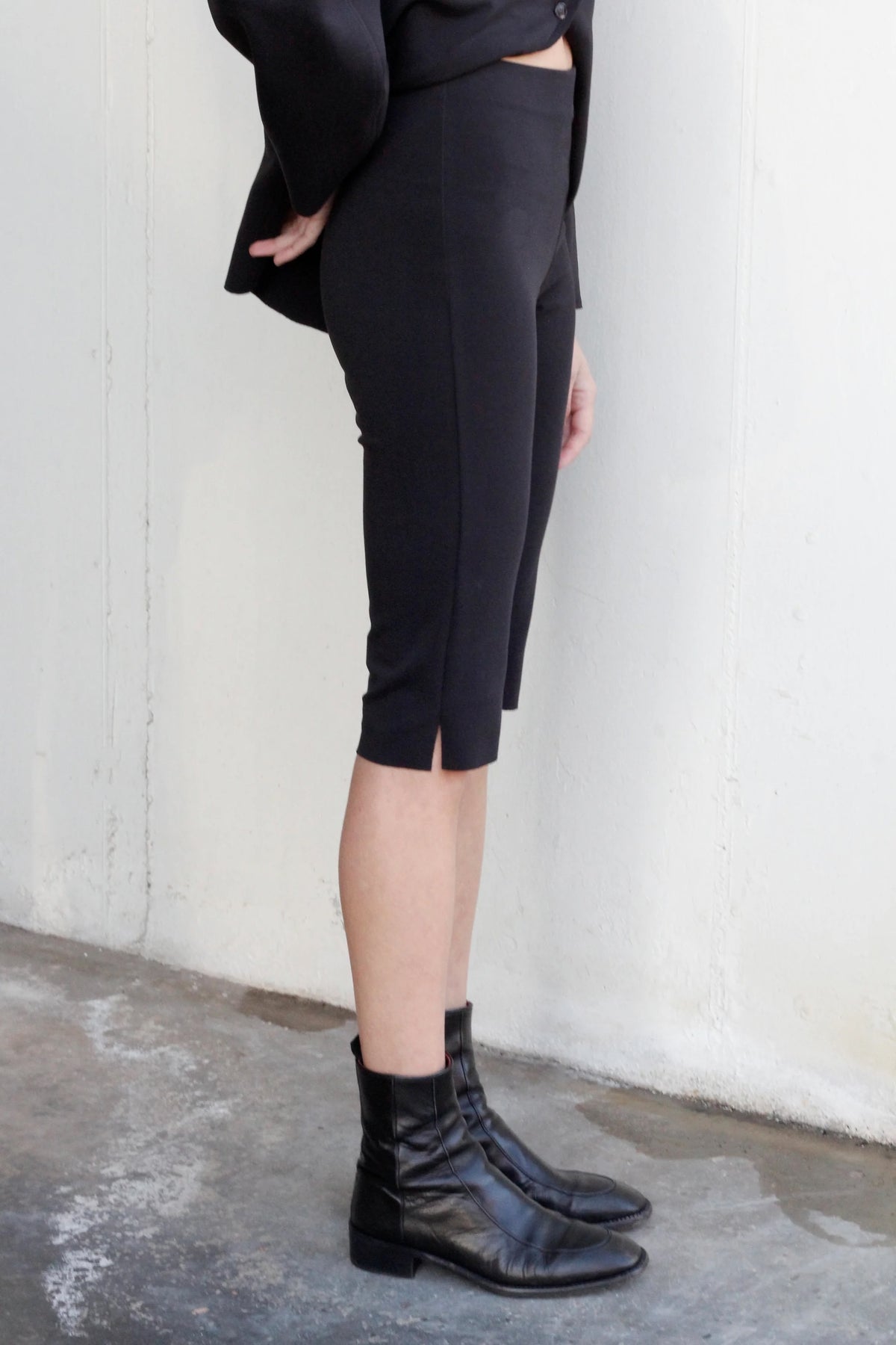 Concrete bermudas in black
