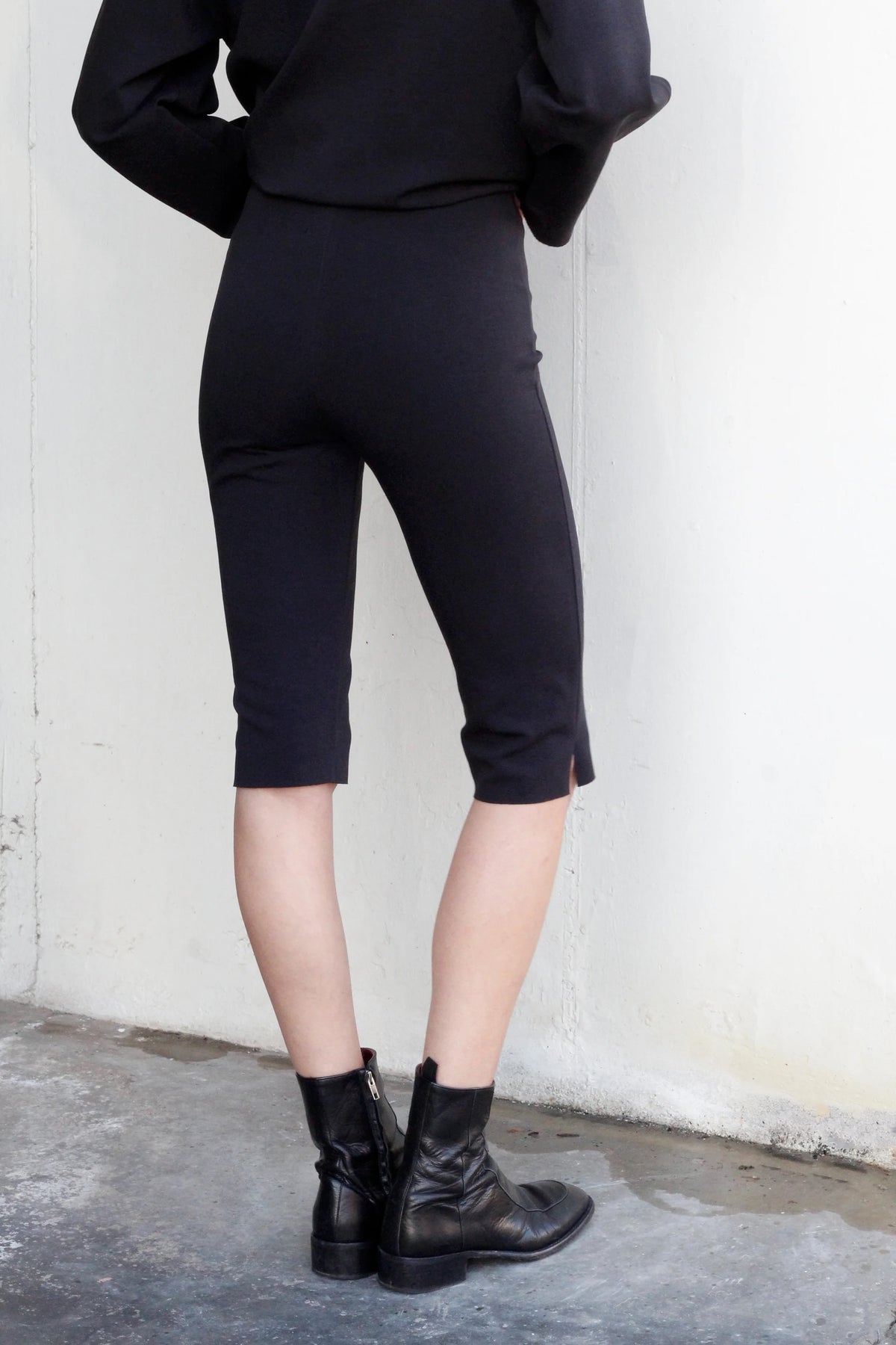 Concrete bermudas in black