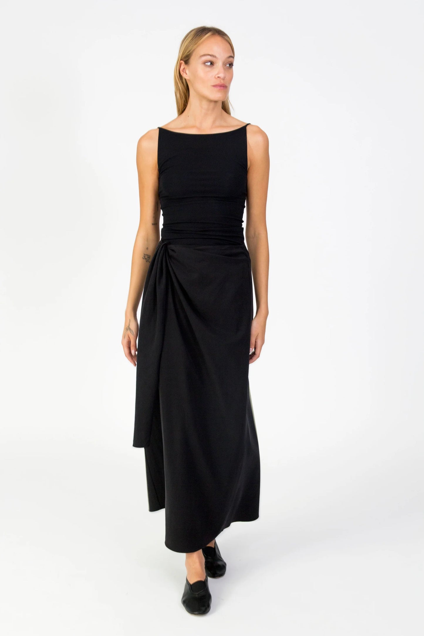 Land top in black
