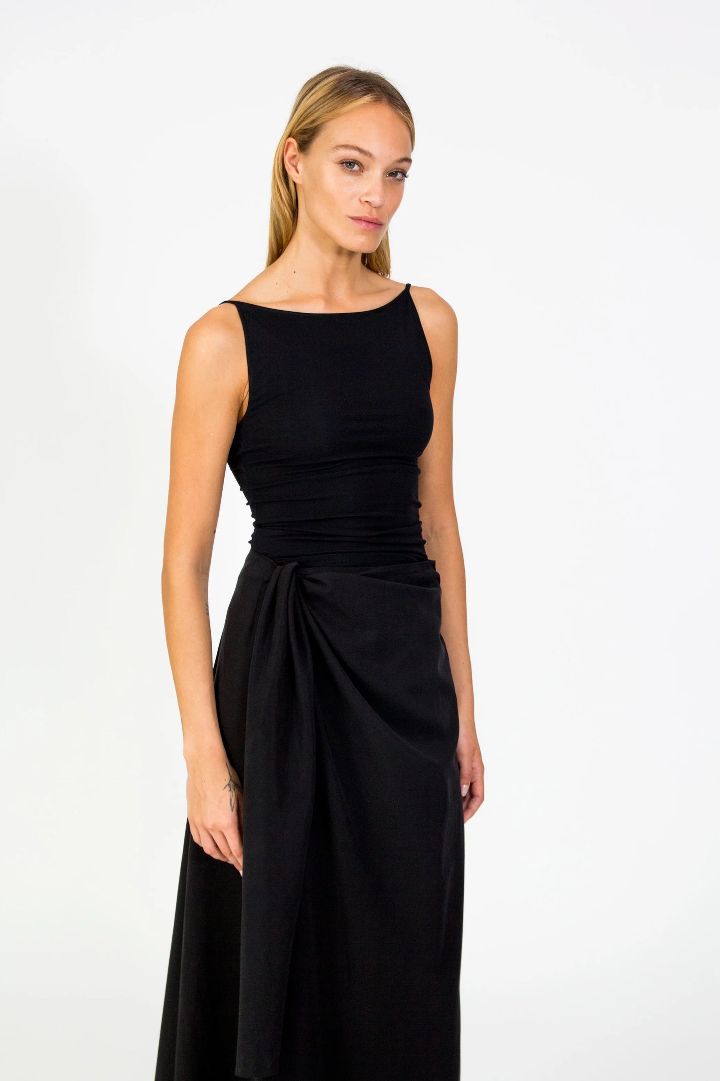 Land top in black