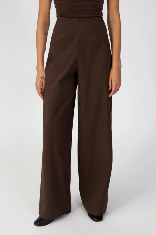 Void trousers in brown