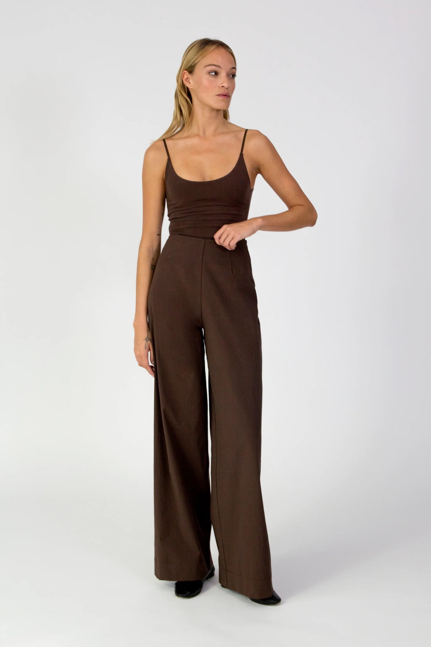 Void trousers in brown