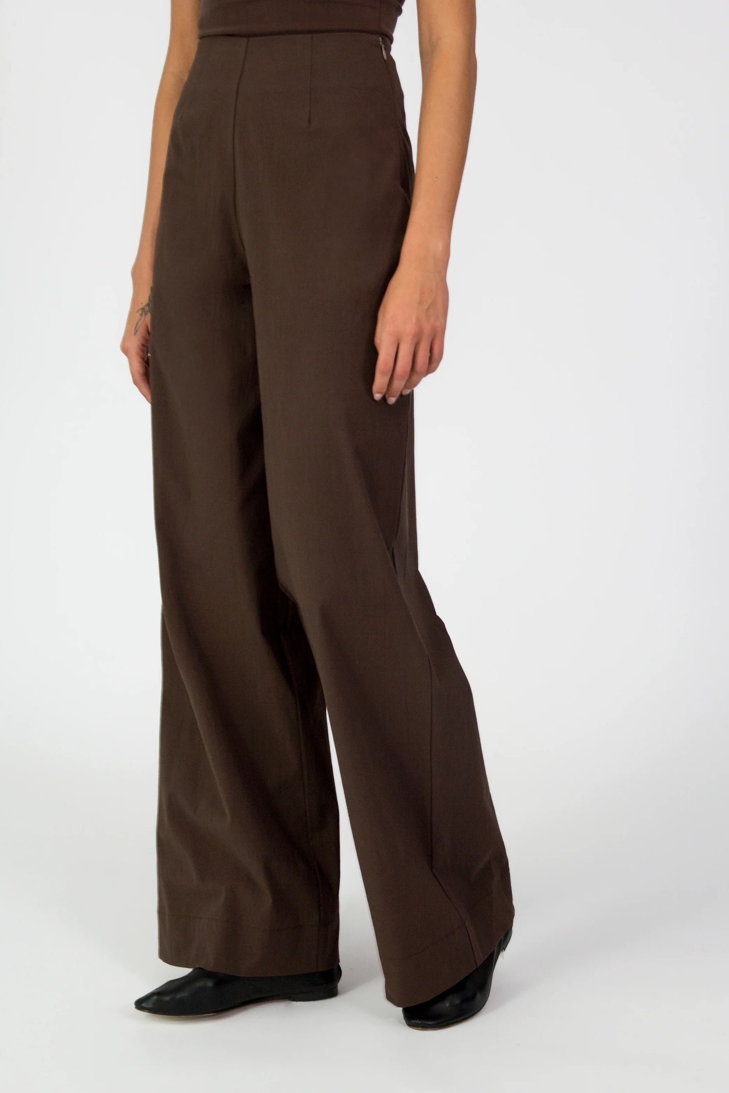 Void trousers in brown