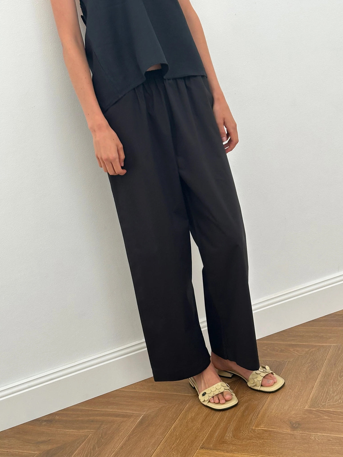 Ease trousers in black