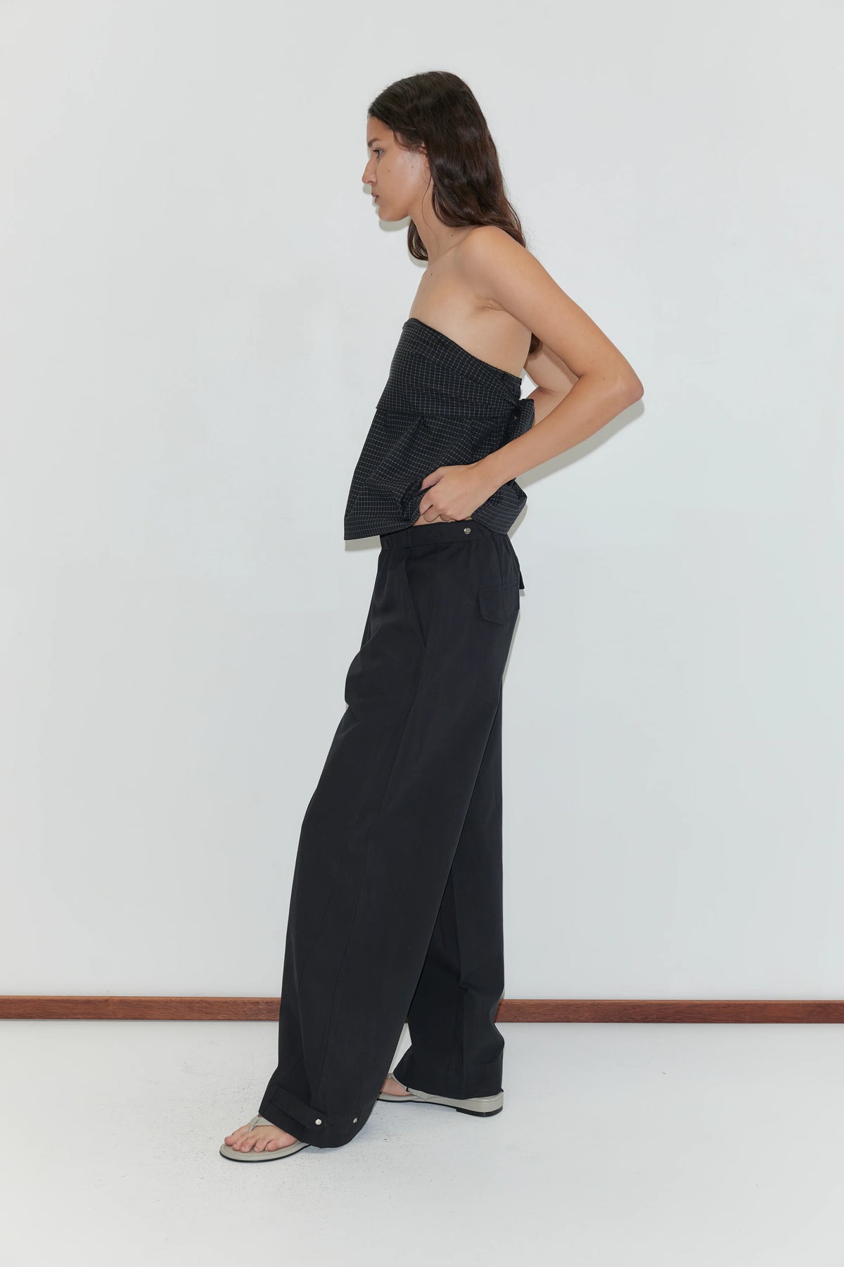 Snap tab pant in black