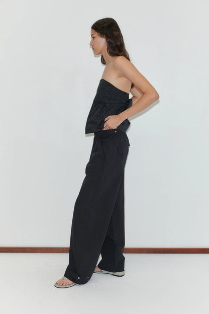 Snap tab pant in black