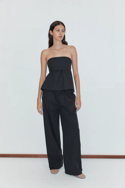 Snap tab pant in black