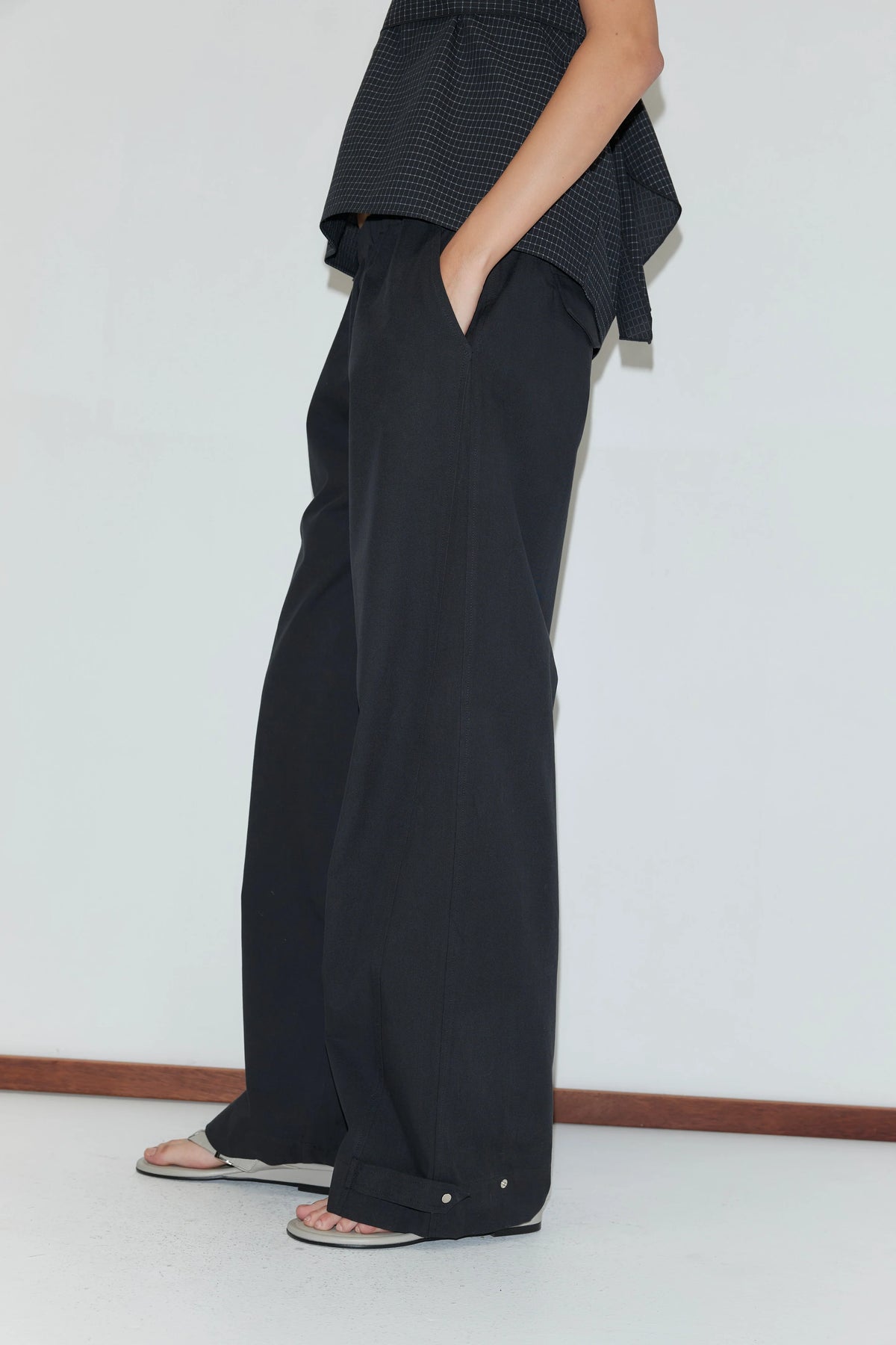 Snap tab pant in black