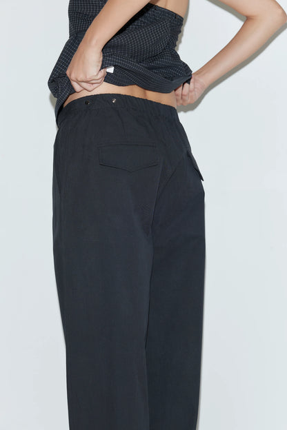 Snap tab pant in black