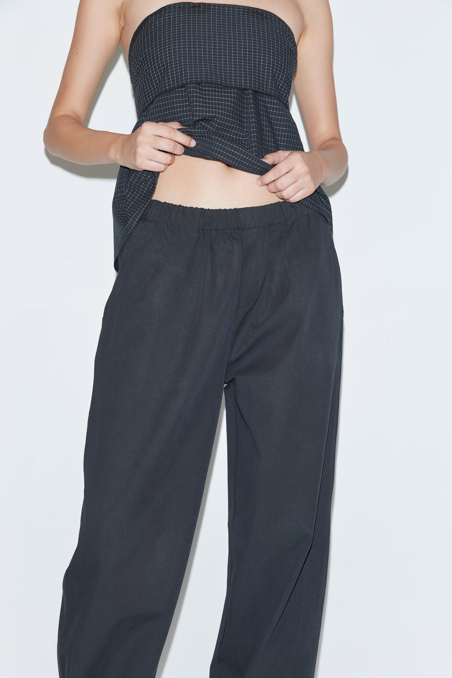 Snap tab pant in black