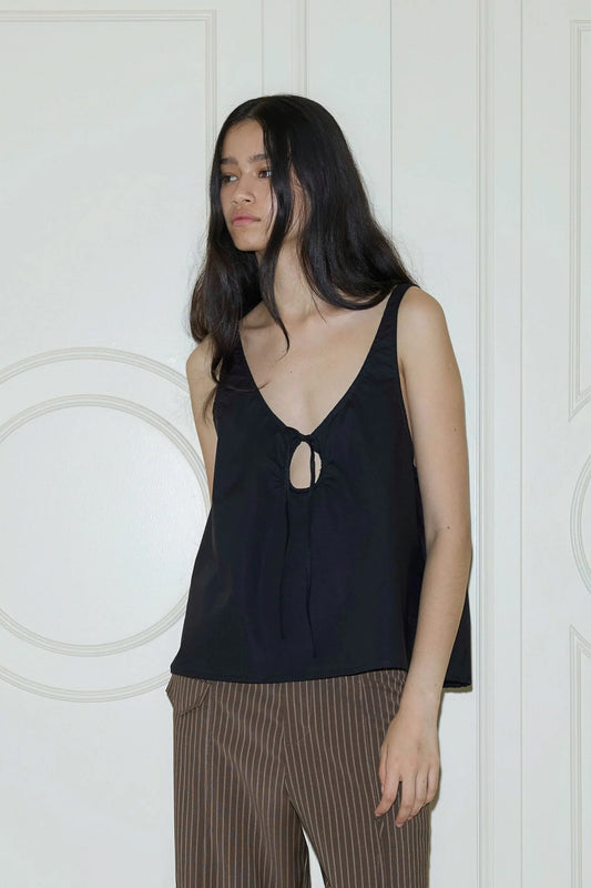 U-shape top in black