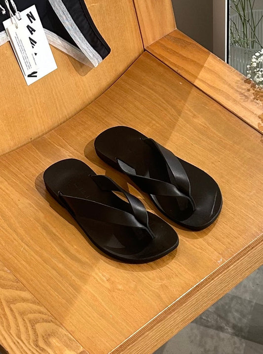 Maria Farro Lex flipflops in black