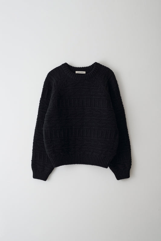 Vintage pattern round pullover in black